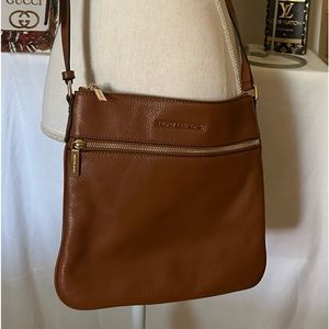 Authentic Michael Kors Brown Leather Crossbody 🩷💛